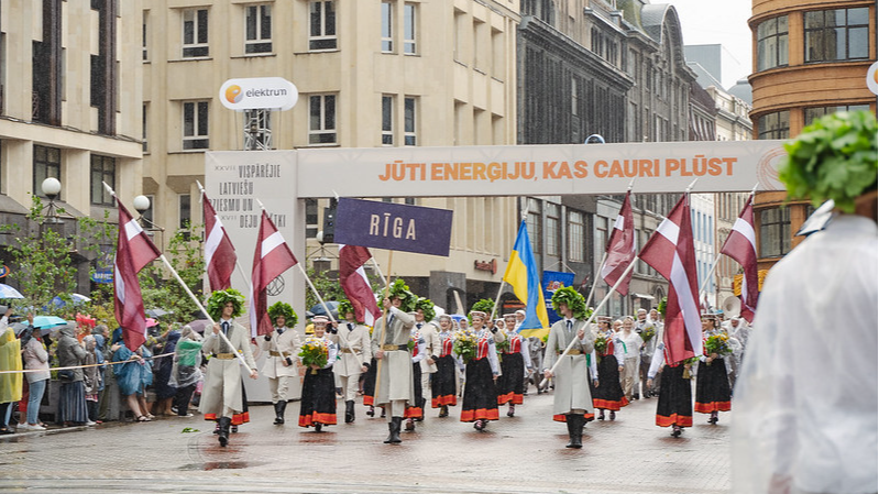 Rīgas dome plāno piešķirt naudas balvas pilsētas amatiermākslas kolektīviem par izciliem sasniegumiem Dziesmu un deju svētkos