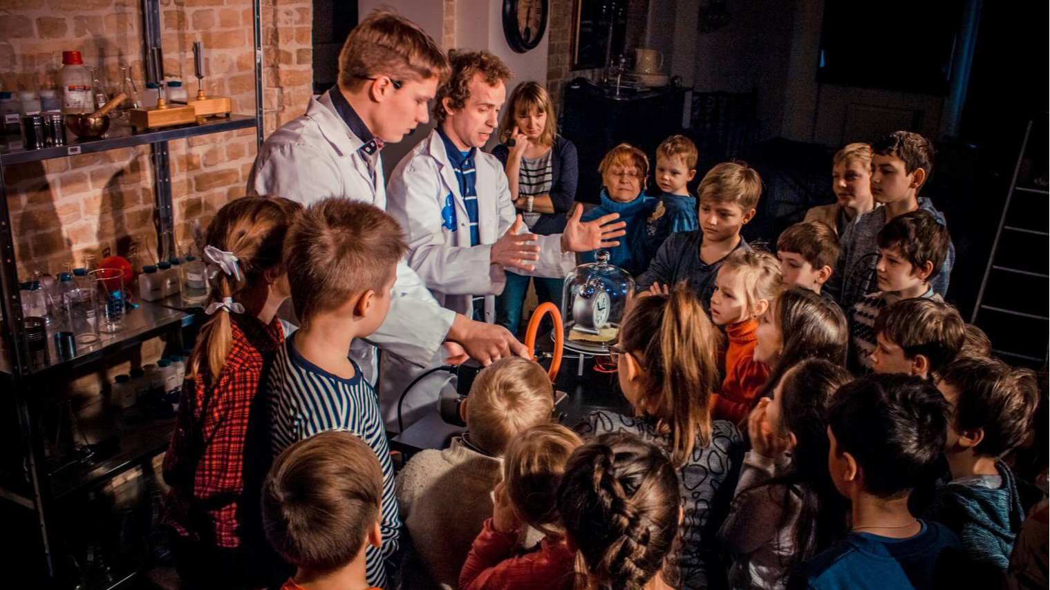 Bērni ieinteresēti vēro zinātnisko teātri no “Laboratorium.lv”