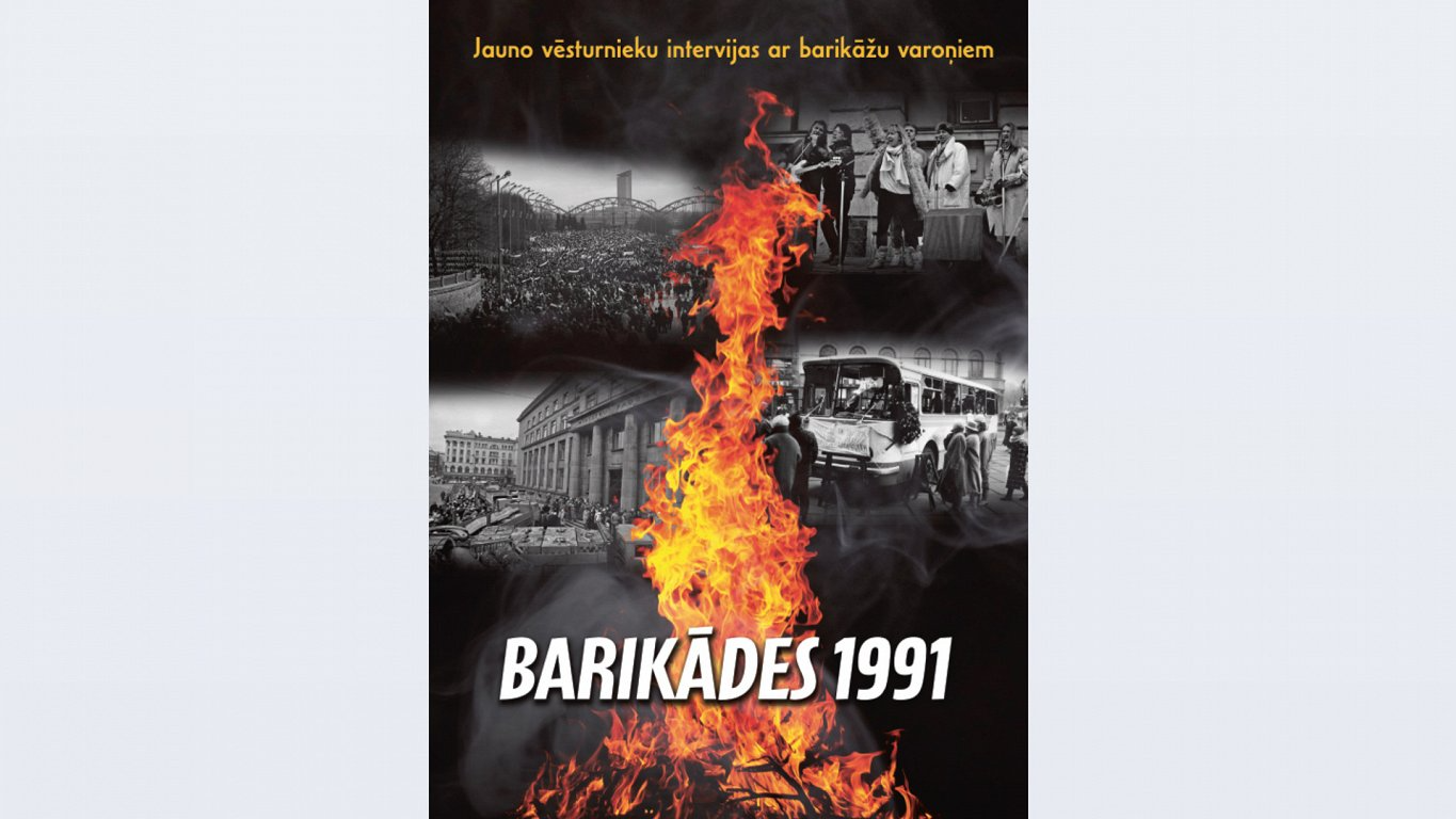 Melnbaltas fotogrāfijas no  barikāžu notikumiem, priekšplānā deg ugunskura